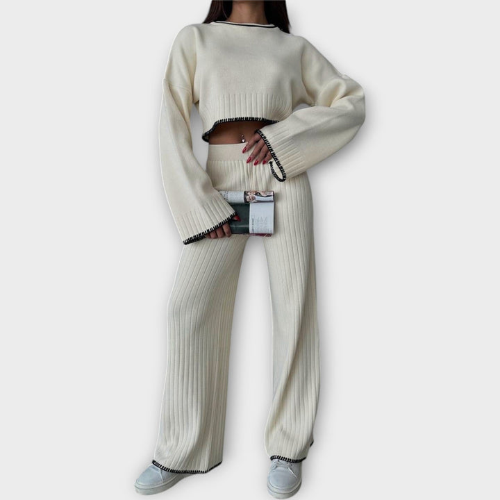 Compleu Tricotat cu Bluză Cropped și Accente Elegante