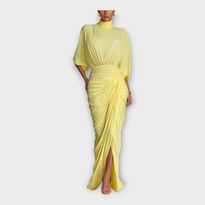 Rochie lungă cu pliuri sofisticate și design elegant
