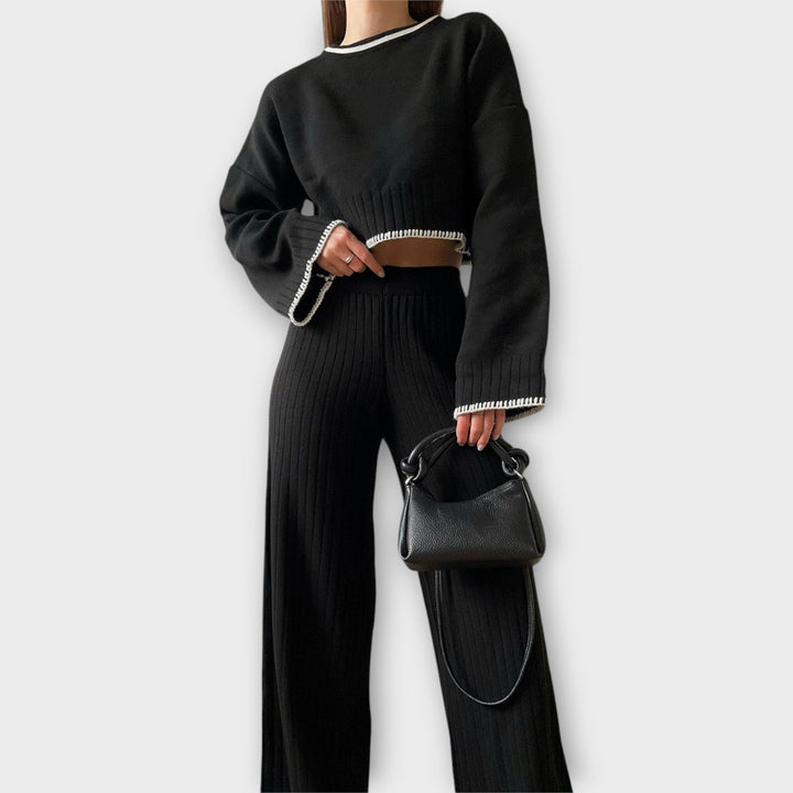 Compleu Tricotat cu Bluză Cropped și Accente Elegante