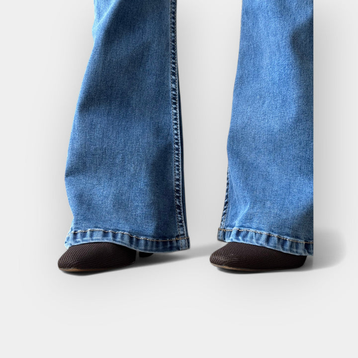 "Jeans Flare cu Talie Înaltă" can be rewritten as "Jeans Flare cu Talie Înaltă pentru Un Look Elegant".