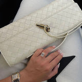 Valeria - Geantă Clutch Melanie cu Detaliu Aurie în Formă de Nod