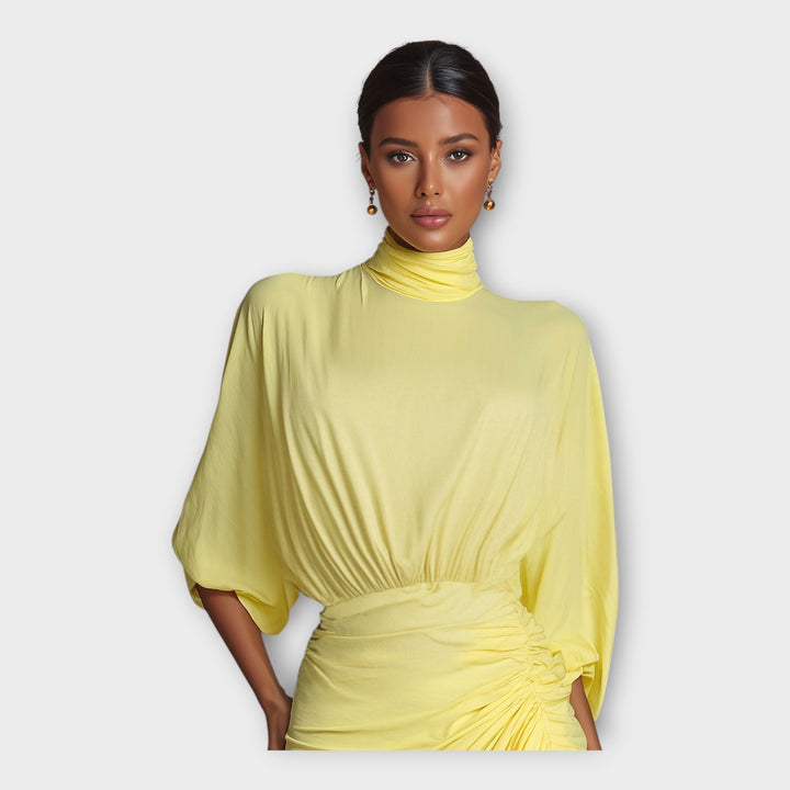 Rochie lungă cu pliuri sofisticate și design elegant