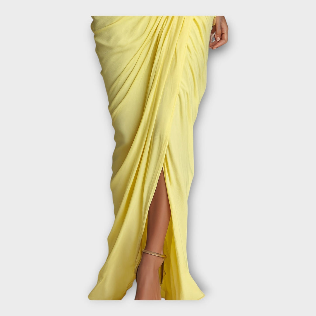 Rochie lungă cu pliuri sofisticate și design elegant
