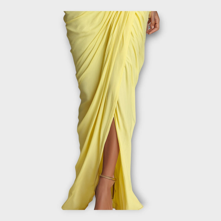 Rochie lungă cu pliuri sofisticate și design elegant