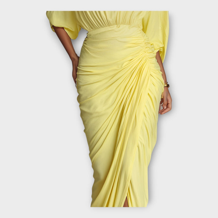 Rochie lungă cu pliuri sofisticate și design elegant