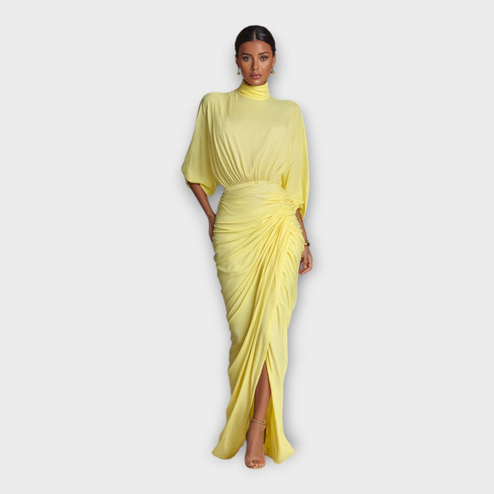 Rochie lungă cu pliuri sofisticate și design elegant